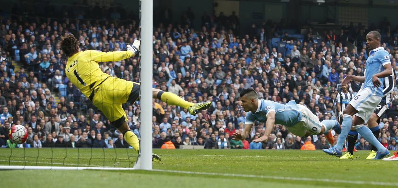 Sergio Aguero segna il primo dei suoi 5 gol nel 6-1 del Man City al Newcastle: il tuffo di testa vale l&#39;1-1 al 42&#39;. Reuters